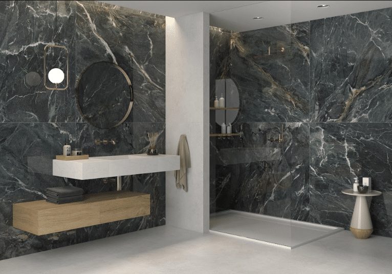 Marble-effect bathroom with integrated solutions